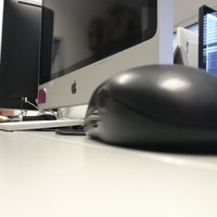 Arbeitsplatz mit PC, Tastatur und Maus